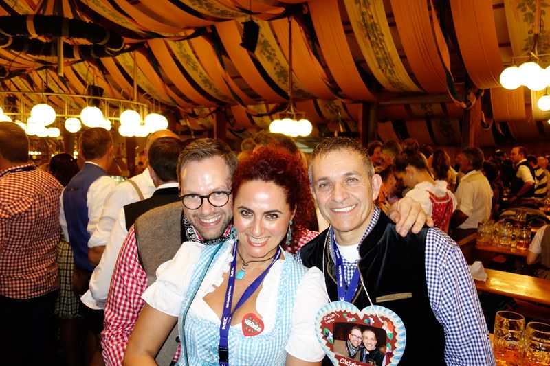 (l.) Mario Herget, Seen Media, und Alexander Pfeil, MDT Medientechnik, bringen Besa, IT-BUSINESS, ausnahmsweise zum Lachen. (Bild: IT-BUSINESS)