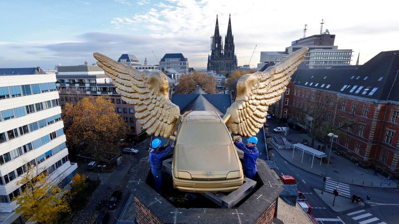 1991 kreierte der Kölner Aktionskünstler HA Schult den „Goldenen Vogel“. (Bild: Ford)