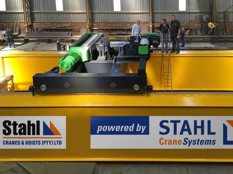 Die Krantechnik von Stahl Cranesystems wird zunächst in Johannesburg an die Träger des Kranbauers Stahl Cranes & Hoist angebracht, getestet und anschließend nach Ghana verfrachtet. (Stahl Cranesystems)