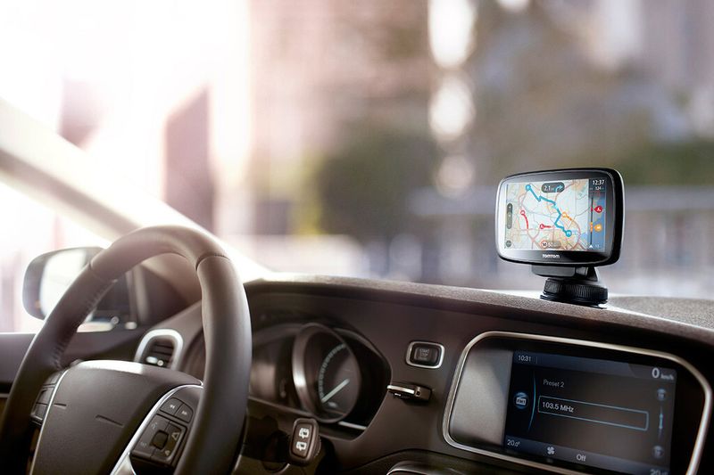 Den TomTom GO gibt es in drei verschiedenen Displaygrößen – Autofahrer können zwischen einem Bildschirm mit 11, 13 oder 15 cm Diagonale auswählen. Die drei neuen TomTom GO 400, 500 und 600 bieten die gleichen, innovativen Funktionen; der Unterschied liegt einzig in der Größe des Bildschirms. Den Anfang macht der TomTom GO 500. Dieser ist ab sofort im Handel und Online erhältlich. Die unverbindliche Preisempfehlung von TomTom beträgt für den TomTom GO 400 179 Euro, für den TomTom GO 500 199 Euro & für den TomTom GO 600 249 Euro. (TomTom)