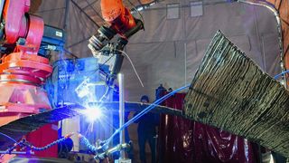 Die additiv gefertigte Brücke hat eine Spannweite von etwa 2,80 m. Im fertigen Zustand wird sie 1,50 m breit sein und rund 220 kg wiegen. (Fronius)