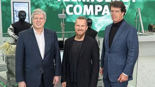 Georg F. W. Schaeffler, Familiengesellschafter und Aufsichtsratsvorsitzender der Schaeffler AG, Artem Sokolov, CEO und Gründer von Humanoid und Klaus Rosenfeld, Vorsitzender des Vorstands der Schaeffler AG (v.l.), besiegelten die Technologiepartnerschaft auf der CES in Las Vegas.  (Bild: Schaeffler/eVision Media)