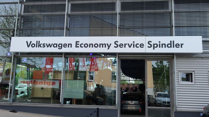 ... beherbergt aber auch die Werkstatt für den Volkswagen Economy Service. (Grimm/»kfz-betrieb«)