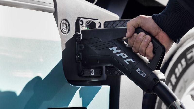 Entlang deutscher Autobahnen will der Bund 350 Schnellladestationen für schwere elektrisch angetriebene Lkw installieren.(Bild:  Volvo Trucks)