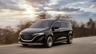 Einen seriennahen Ausblick auf die im Frühjahr 2022 debütierende T-Klasse präsentiert Mercedes mit dem EQT Concept. (Bild: Mercedes)