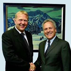 Wollen Mechatronik-Kompetenzen mit  Bildverarbeitungs-Know-how verbinden: Dr. Geffe (links), Geschäftsführer der Vision & Control GmbH und Heinz-Dieter Schunk, geschäftsführender Gesellschafter der Schunk GmbH & Co. KG.
