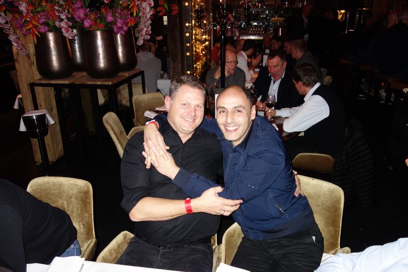 Wiedersehen macht immer wieder Freude: Dirk Bürger, ACER Being Signage, und Bel Zidane, Samsung. (Bild: IT-BUSINESS)