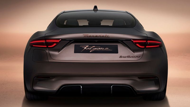 Hinten gibt es Lichter im modernisierten Bumerang-Look. (Bild: Maserati)