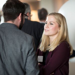 Hendrik Mikus (d.velop) und Jennifer Konietzka (d.velop) im Gespräch auf dem Partnersummit 2018 von d.velop.