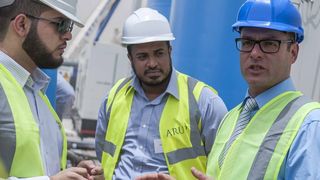 Expertengespräch bei der Besichtigung einer Wasseraufbereitungsanlage in Doha, Katar (Bild: Hölscher Wasserbau (Carla Cioffi))