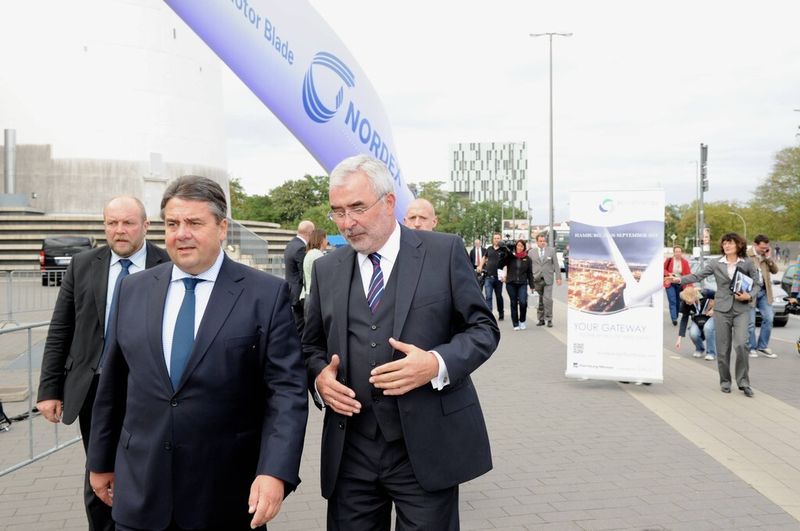 Sigmar Gabriel, Bundesminister für Wirtschaft und Energie und Vizekanzler von Deutschland, Bernd Aufderheide, Vorsitzender der Geschäftsführung Hamburg Messe und Congress (Bild: HMC/Michael Zapf)