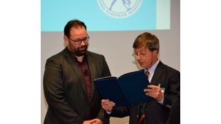 Prof. Reinhard Jahn (r.), Direktor des Max-Planck-Instituts für biophysikalische Chemie und Jury-Vorsitzender überreicht Prof. Adrian Liston die Award-Urkunde. (Platthaus/LABORPRAXIS)