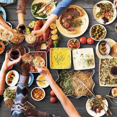 Abb. 1: Hinterlässt das, was wir essen, eine eindeutig lesbare flüchtige Handschrift in Atem, Blut oder Urin? Mit dieser Frage haben sich Forschende beschäftigt. Der Weg zur Antwort führt über die Volatilomik und die Bestimmung der dem Stoffwechsel entstammenden flüchtigen organischen Verbindungen. (Symbolbild) (Bild: © Rawpixel.com - stock.adobe.com)