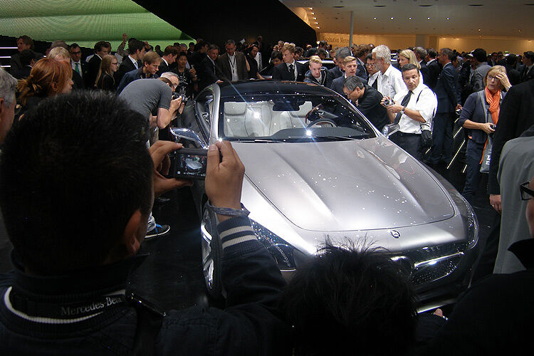 Über Stunden belagert war auf dem Mercedes-Stand nach der Präsentation das S-Klasse-Coupé. (Foto: Grimm)