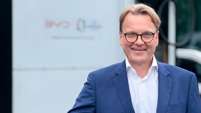 Lars Bialkowski, Country Manager BYD Deutschland: „2026 wird ein Schlüsseljahr für BYD in Deutschland. Mit einem Zulassungsplus von 650 % in den ersten elf Monaten 2025 zeigen wir eine deutlich steigende Nachfrage. Unser Händlernetz wächst eben rapide: Ende des Jahres haben wir bereits 150 Verkaufs- und Servicepunkte. Diese Zahl wollen wir bis Ende 2026 verdoppeln. Unsere Fahrzeuge überzeugen durch eine starke Preis-Leistung und eine zunehmend breite Modellpalette, insbesondere mit unserem Super Hybriden DM-i - vom Seal U über den Seal 6 Touring bis hin nun zum Atto 2. Gleichzeitig investieren wir gezielt in das Vertrauen unserer Kunden und Partner, in Qualität, Service und Infrastruktur. In Europa planen wir bis Mitte 2026 rund 300 Megawatt-Flash-Charger, mit denen Autos - zunächst die unserer Premiummarke Denza - innerhalb von fünf Minuten bis zu 400 Kilometer Reichweite laden können. Deshalb gehen wir mit großer Zuversicht in das Jahr 2026 und fokussieren uns auf den nachhaltigen Ausbau unseres Marktanteils in den EV- und Plug-in-Hybridsegmenten.