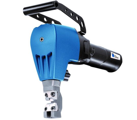 Das ist der Trumpf-Nibbler Trutool N700. Es gibt ihn schon länger. Trumpf hat ihm jetzt aber nicht nur ein Facelift verpasst, was der neue Handgriff kennzeichnet, sondern auch sein Inneres optimiert. Hier mehr dazu. Das ist der Trumpf-Nibbler Trutool N700. Es gibt ihn schon länger. Trumpf hat ihm jetzt aber nicht nur ein Facelift verpasst, was der neue Handgriff kennzeichnet, sondern auch sein Inneres optimiert. Hier mehr dazu.