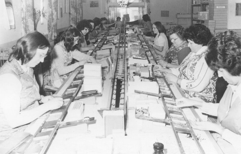 Ein Blick ins Archiv: Alte Zeitungsausschnitte dokumentieren die Entwicklung von VTQ und zeigen, wie das Unternehmen über die Jahre in der regionalen und fachlichen Öffentlichkeit wahrgenommen wurde. Die Sammlung macht sichtbar, dass Unternehmensgeschichte nicht nur aus Produkten, Kennzahlen und Meilensteinen besteht, sondern auch aus vielen kleinen Momentaufnahmen. (Bild: VTQ Videotronik GmbH)