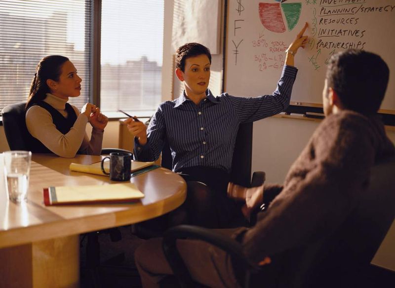 Der Vorteil interdisziplinärer Teamarbeit ist zum einen das verbesserte Brainstorming aller Beteiligten, zum anderen ein gemeinsames Verständnis von technischen Spezifikationen, Kundenanforderungen und Markteintrittsterminen. Bild: MM-Archiv (Archiv: Vogel Business Media)