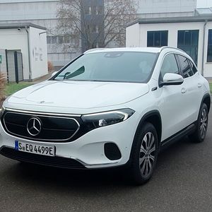 Vom GLA unterscheidet er sich in erster Linie durch seine typisch runde EQ-Front. (Bild:  Rosenow – »kfz-betrieb«)