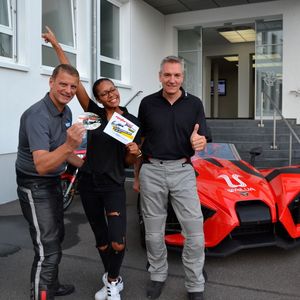 Die Chefredakteure von »bike & business« und »kfz-betrieb«, Stephan Maderner (l.) und Wolfgang Michel, freuen sich mit Eventexpertin Uschi James auf den start der Motorradtour 2017.