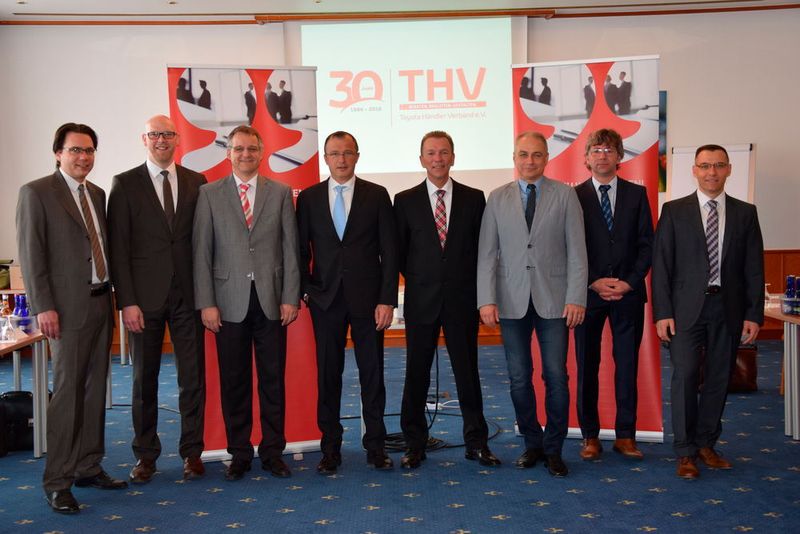 Vorstand und Geschäftsführung des Verbandes der Toyota Händler Deutschlands: (v. li.) Matthias Muermann (Autohaus Muermann GmbH), Carsten Schulz (Autohaus S+K GmbH), Patrick Duymel (Autohaus Stoltmann GmbH), Ulf Pfeiffer (DIT München GmbH), Michael Martin (Autohaus Stumpf GmbH), Bernd Förster (Autohaus Bernd Förster GmbH & Co. KG), Roland Brucker (Autohaus Brucker GmbH), Christian Borth (THV-Geschäftsführer) (Foto: THV)
