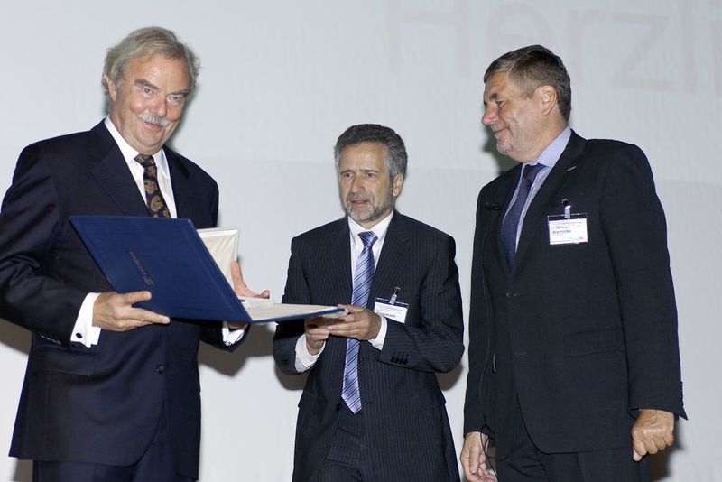 Die Verleihung der Dechema-Medaille am 21. September auf der ProcessNet-Tagung in Aachen: (v.l.n.r.) Prof. Joachim Heitbaum mit Dr. Kurt Wagemann, Geschäftsführer der Dechema und Dr. Hans Jürgen Wernicke, Vorsitzender der Dechema.  (Bild: Dechema)