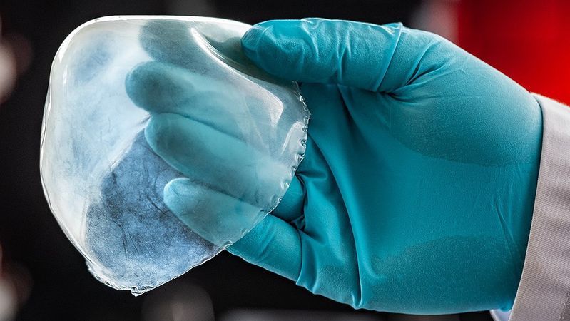 The newly developed biomimetic tissue substitute opens up new approaches for high-performance implants - demonstrated here on a printed pericardium.(Image: Fraunhofer IAP)