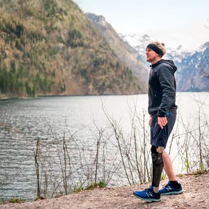 Die computergesteuerte Beinorthese „C-Brace“ erlaubt dem Anwender größtmögliche Mobilität und Selbstständigkeit. Während sich existierende Lösungen auf das reine Sperren und Öffnen des Orthesengelenks beschränken, unterstützt das C-Brace den Anwender während des gesamten Gangzyklus und passt sich in Echtzeit an jede Alltagssituation an. Dabei erkennen 3-D-Bewegungssensoren, in welcher Position sich das Bein des Anwenders befindet. Über Smart-Phone-Apps kann einerseits das Gelenk an den medizinischen Status des Patienten angepasst werden; andererseits kann der Patient zwischen verschiedenen, individuell einstellbaren Modi wählen, die auf wechselnde Alltagssituationen ausgerichtet sind, zum Beispiel Gehen, Sitzen oder Fahrradfahren. Somit muss sich der Patient nicht mehr auf seinen Gang oder die Beschaffenheit des Untergrunds konzentrieren und kann wieder deutlich stärker am Leben teilhaben. Initiator: Ottobock SE & Co. KGaA, Duderstadt.(©  www.land-der-ideen.de)