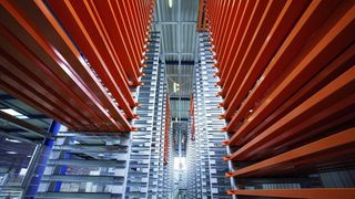 Das Längslager Uniline von Kasto ist als Blechlager bzw. Flachgutlager ab etwa 200 Lagerplätzen zur einfach-tiefen Lagerung konzipiert. Das ein- oder doppelseitige Lagersystem nimmt Paletten aller Blechformate auf (Archiv: Vogel Business Media)