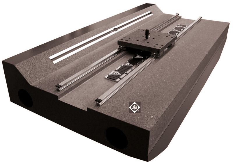 Bild 9: Maschinenbett aus Hochleistungsbeton (Innocrete von JFA Präzisionswerk, Aschaffenburg) mit aufgeschraubten und eingearbeiteten Führungsschienen für den Präzisionsmaschinenbau. (Bild: JFA)