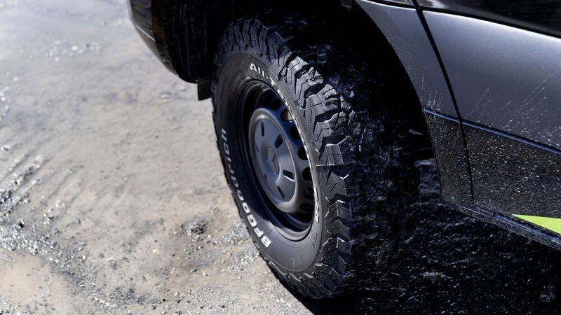 Die Reifen von BF Goodrich sorgen selbst auch auf matschigem Untergrund für Grip. (Bild: Erwin-Hymer-Gruppe)