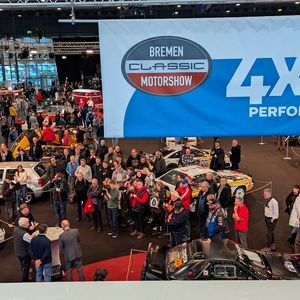 Das versteht man in Bremen unter Sonderschau: Nicht nur jede Menge automobile Klassiker, sondern echtes Live-Erlebnis mit Zeitzeugen, die spannende Geschichten von damals zum Besten geben. (Bild: Dominsky – VCG)
