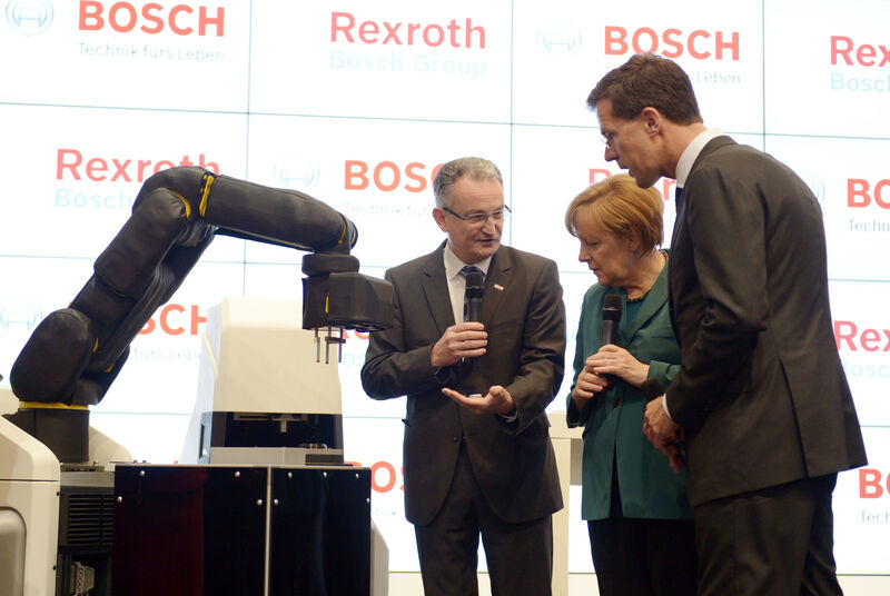 Auch am Stand von Bosch ließ es sich Dr. Angela Merkel nicht nehmen die neuen Produkte aus der Nähe zu betrachten. (Deutsche Messe)
