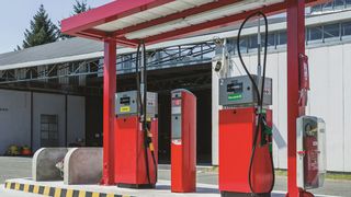 Betriebstankstellen sind in der Logistik ein wichtiger Effizienzfaktor, da sie das Fahrpark-Management erleichtern, Kosten senken und eine bessere Verbrauchskontrolle ermöglichen. Die praktischen Zapfstellen unterliegen allerdings einer Vielzahl an Prüfpflichten. (Bild: Tokheim)