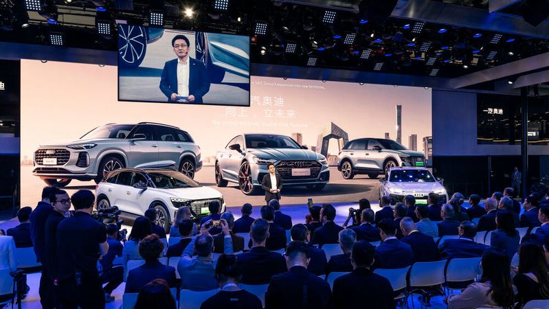 Auf der Auto China präsentierte Audi seine Strategie, gemeinsam mit Zu Sijie, Vice President und Finanzvorstand von SAIC Motor. (Bild:  Audi)