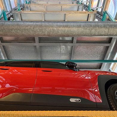 Parktürme können eine platzsparende Lösung sein, wie das Münchner Unternehmen VePa Vertical Parking zeigt. Das Start-Up hat im Münchner Werksviertel ein automatisiertes Paternoster-Parksystem umgesetzt.  (Bild: SEW-Eurodrive)