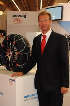 Christian Hackl von Pewag mit der ausgezeichneten Schneekette Pewag Snox. (Archiv: Vogel Business Media)