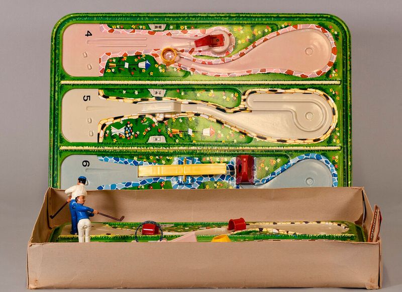 Als besonderes Objekt bezeichnet das Deutsche Kunststoff Museum dieses Golfspiel der Firma Technofix, die eigentlich für Blechspielzeug dieser Art bekannt wurde. Es besteht aus einer thermogeformten Polystyrol-Platte. (Bild: KMV)