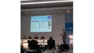 Dr. Tilo Habicher, Integration Inge watertechnologies, zeigte auf der gestrigen Forschungspressekonferenz von BASF, wie Kunststoff-Membranen Keime, Bakterien und sogar Viren aus dem Wasser filtern können.  (Bild: Process/Tobias Hüser)