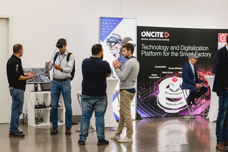 Am Stand des Ausstellers Hololight konnten die Teilnehmer die AR-Lösung für das Engineering testen.  (Bild: Stefan Bausewein - VCG)