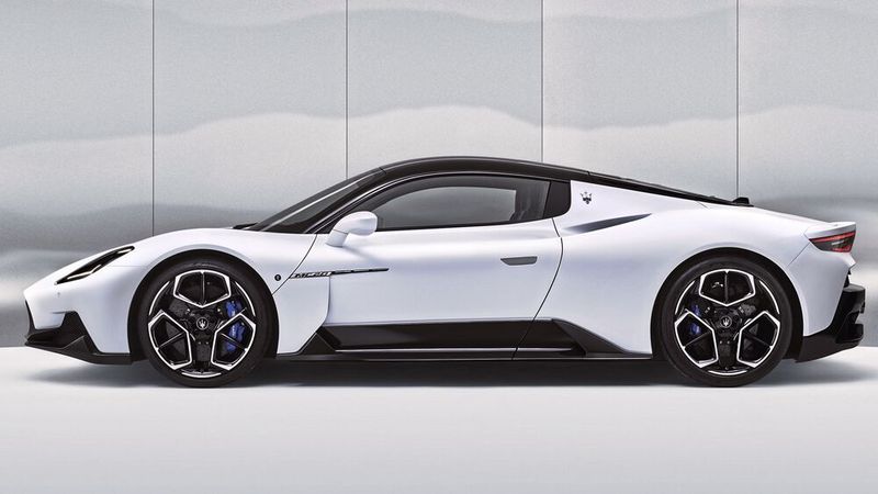 Der MC 20 hat standesgemäß einen Mittelmotor vor der Hinterachse, der durch dicke seitliche Kiemen atmet. (Bild: Maserati)