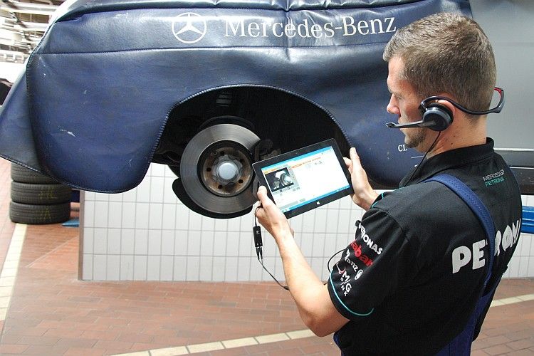 Der Serviceberater bannt die Schäden auf Video und erklärt die nötigen Arbeiten. (Foto: Rosenow)