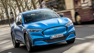 Der jüngst vorgestellte Ford Mustang Mach-E ist einer der vielversprechendsten Tesla-Wettbewerber.   (Bild: Auto-Medienportal.Net/Ford)
