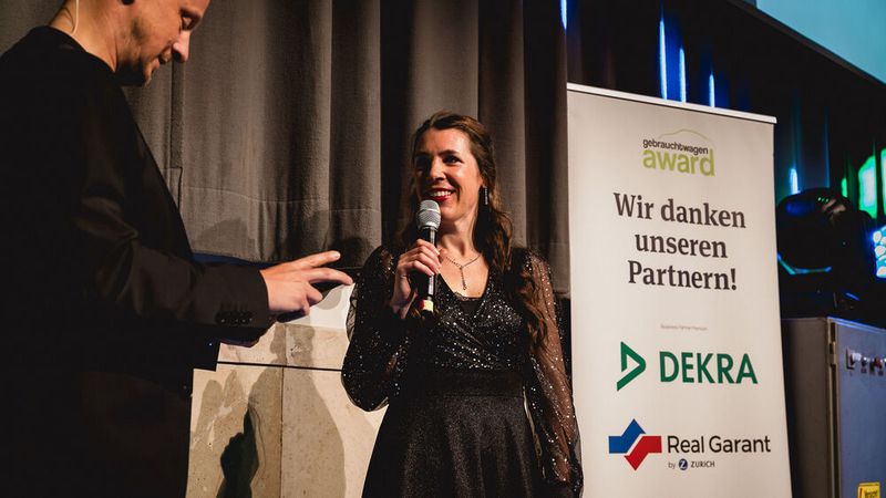 Die Finalisten des Wettbewerbs wurden jeweils in Videos vorgestellt. Danach erklärten Mitglieder der Jury, was sie an den jeweiligen Betrieben besonders beeindruckt hat. Den Anfang machte Cornelia Kiese von Real Garant. (Bild: Stefan Bausewein)