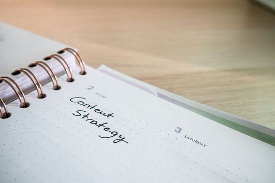 Sichtbarkeit entsteht nicht mehr nur über SEO und Reichweite, sondern dort, wo Inhalte als vertrauenswürdig, zitierfähig und klar zuordenbar erkannt werden.(Bild:  Usplash)