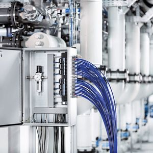 Bei der Entwicklung der Ventilinsel vom Typ 8652 wurde besonderer Wert auf kompakte Abmessungen gelegt, weil in Wasseranwendungen der Einbauplatz oft knapp bemessen ist. (Bild:  Bürkert Fluid Control Systems)