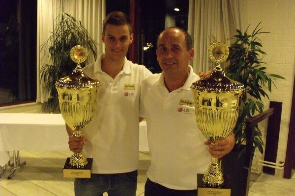 Die stolzen Sieger der 3. Nordeuropäischen E-Mobil-Rallye: Hans Haslreiter mit Copilot Wolfgang Schöner (Bild: Eco-Mobility e.V.)