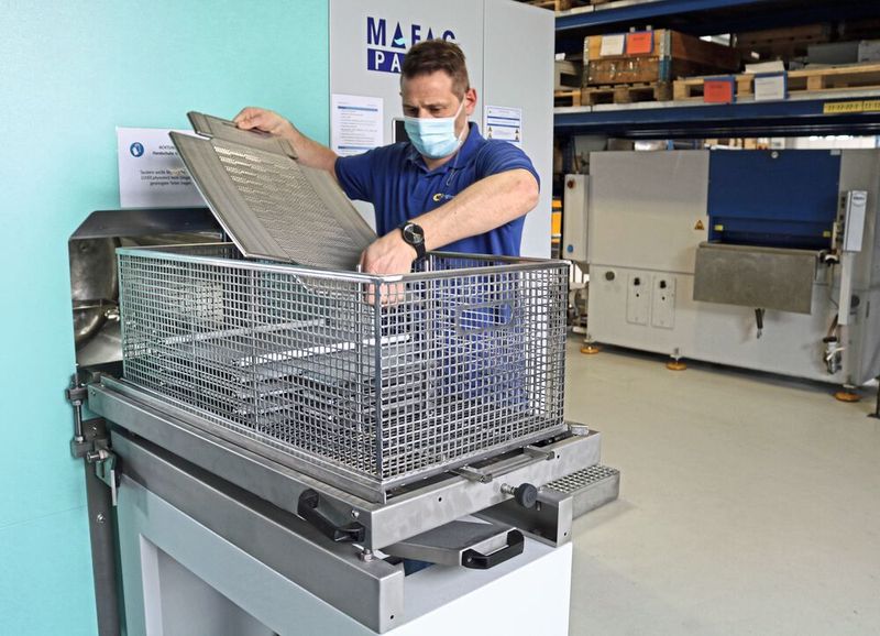 Die Edelstahlplatinen werden zu kleinen Paketchargen aufeinander geschichtet, was für die Reinigung und Trocknung eine besondere Herausforderung darstellt.  (Bild: Mafac)