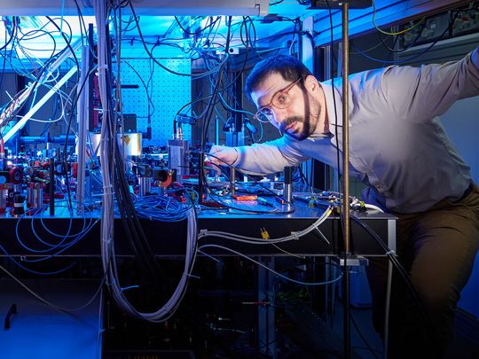Studienleiter Dr. Andrea Alberti vom Institut für Angewandte Physik der Universität Bonn hat einen Weg gefunden, Laserstrahlen im Vakuum sichtbar zu machen. Studienleiter Dr. Andrea Alberti vom Institut für Angewandte Physik der Universität Bonn hat einen Weg gefunden, Laserstrahlen im Vakuum sichtbar zu machen.