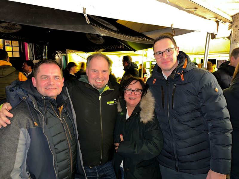Das iiyama-Team: (v. l.) Ole Jacobs, Christian Tienemann und Susanne Nas mit Stefan Blome (ALSO) (Bild: Vogel IT-Medien)